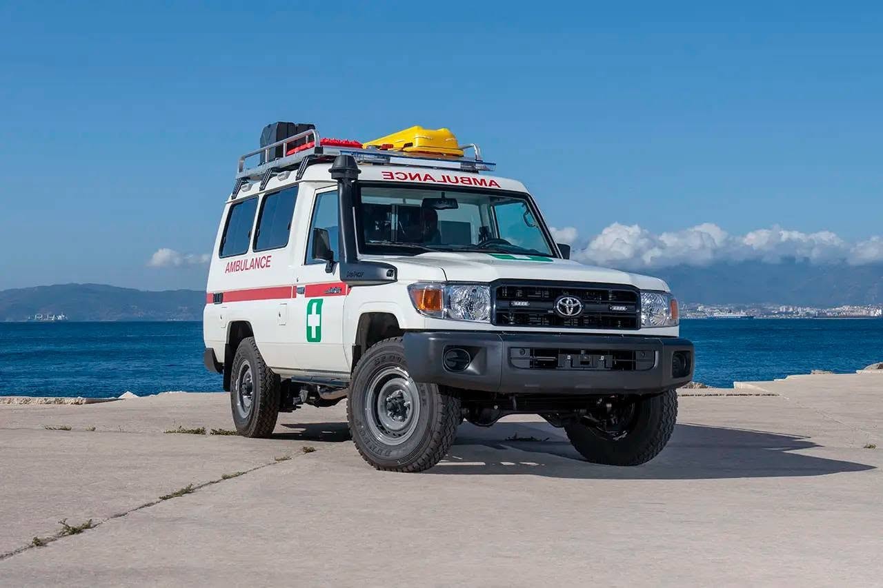 Toyota Land Cruiser 78 ambulance — front three-quarter view