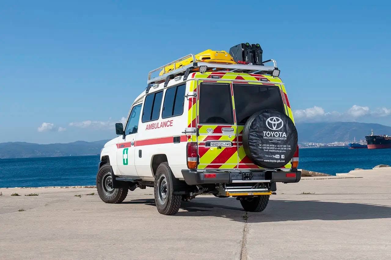 Toyota Land Cruiser 78 ambulance — rear view with chevron markings