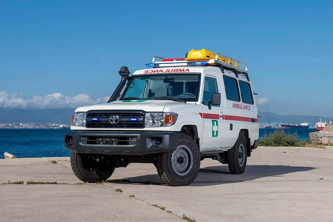 Toyota Land Cruiser 78 ambulance — front view